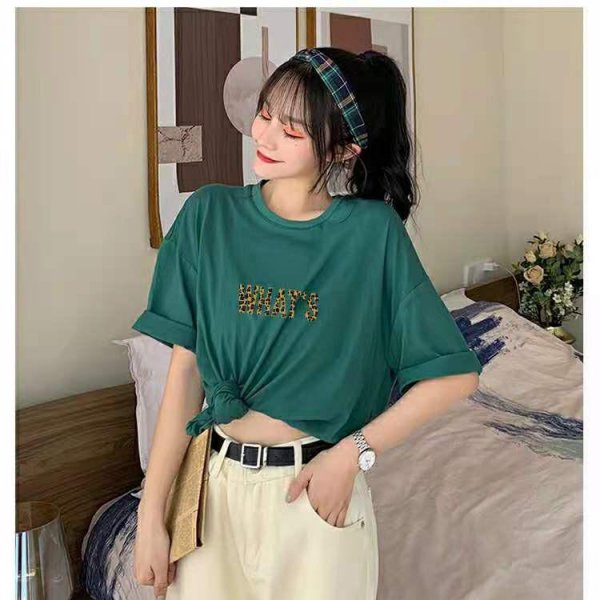 墨绿色衣服配什么颜色裤子