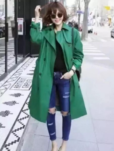 墨绿色衣服配什么颜色裤子