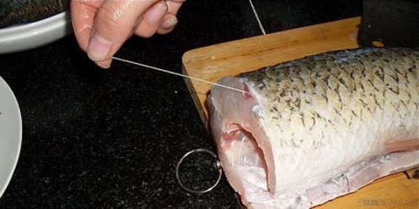 鲤鱼的鱼腥线怎么去除掉