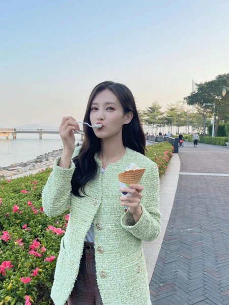 牛油果绿搭配什么颜色好看