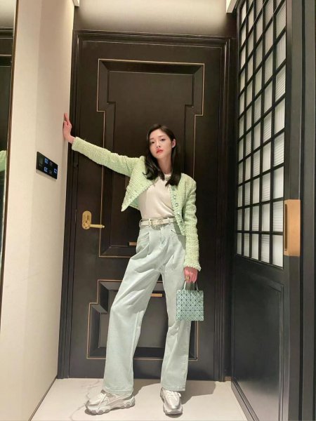 牛油果绿搭配什么颜色好看