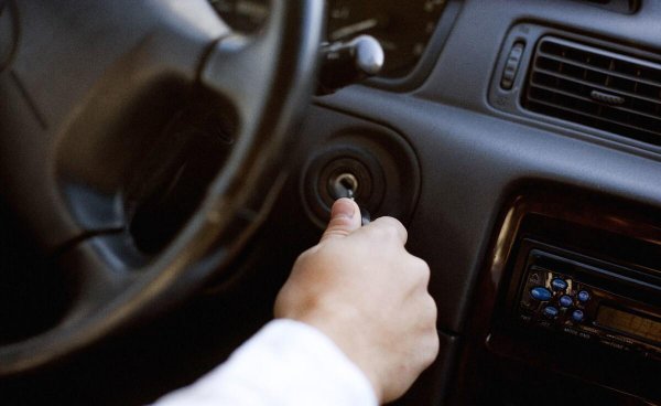 换挡时离合器和油门怎么配合