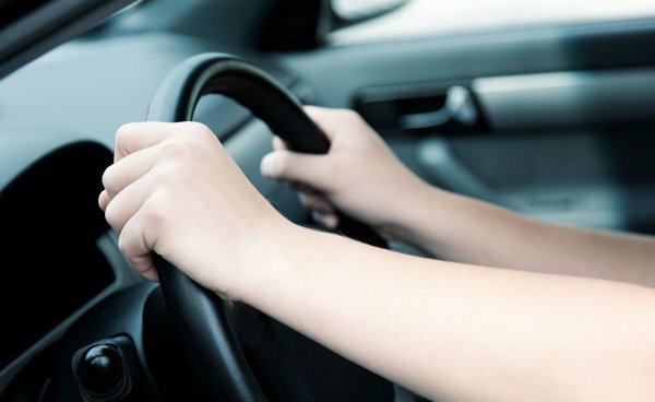 换挡时离合器和油门怎么配合