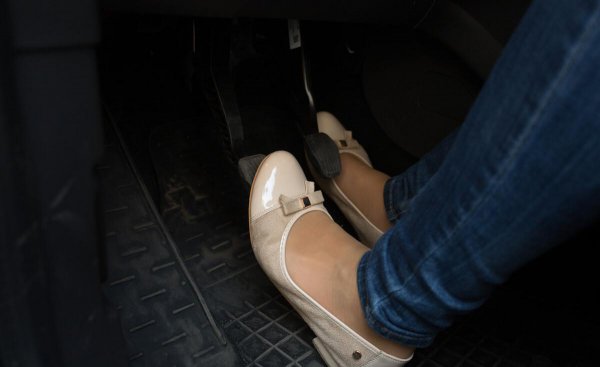 换挡时离合器和油门怎么配合