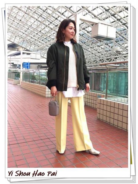 黄裤子搭配什么上衣好看