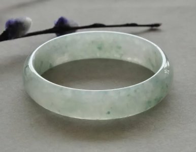 翡翠手镯和玉手镯的区别 两者的5大不同点介绍