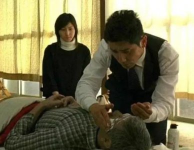 摸了去世老人的手会怎样 可以触摸已经去世的亲人吗