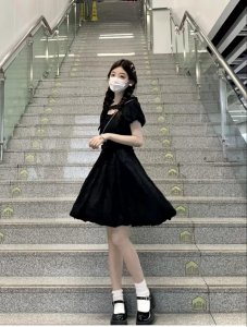 黑色裙子穿什么鞋好看 夏天黑裙子与鞋子的穿搭图片