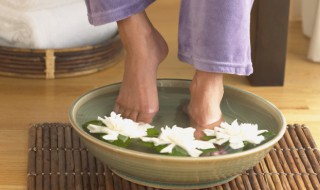 酒泡脚的好处 酒泡脚好不好