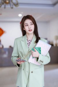 牛油果绿搭配什么颜色好看 牛油果绿色外套搭配图片