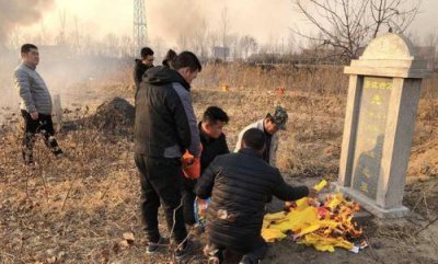 坟头草能不能拔掉 农村上坟扫墓锄坟头草是非常有讲究的