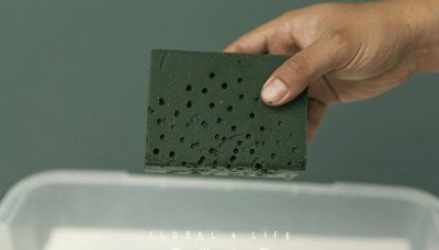 花束下面的花泥要不要扔 花束下面的花泥要放花瓶里吗