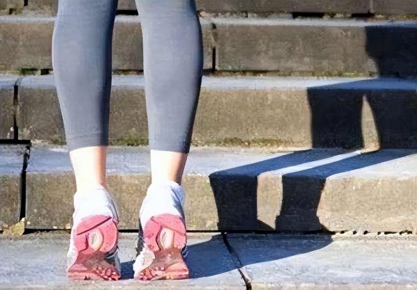 女性每天踮脚尖100次的好处