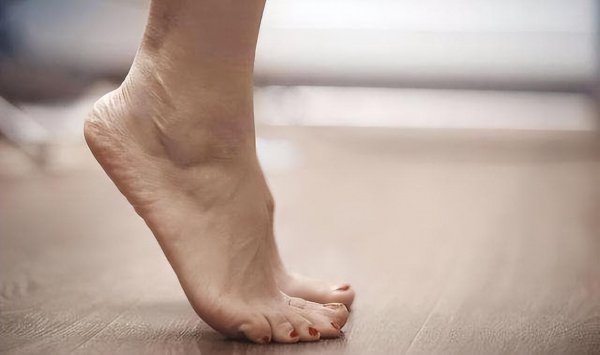 女性每天踮脚尖100次的好处