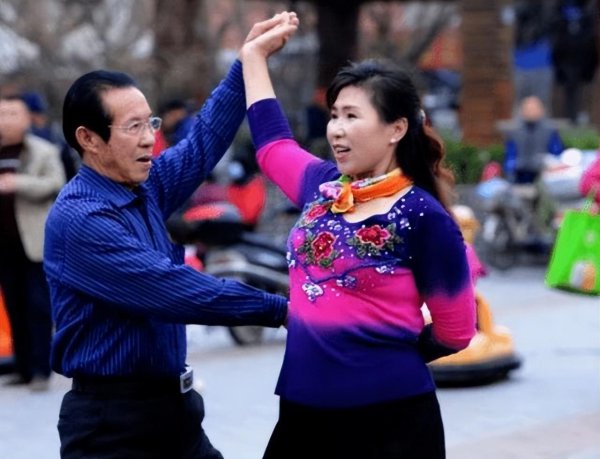 女性每天踮脚尖100次的好处