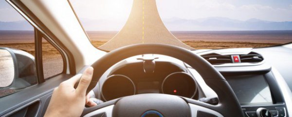 驾驶汽车转弯注意安全