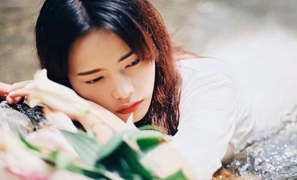 情侣之间劈腿是什么意思