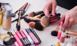 新手小白怎么挑选化妆品 新手小白挑选化妆品的技巧