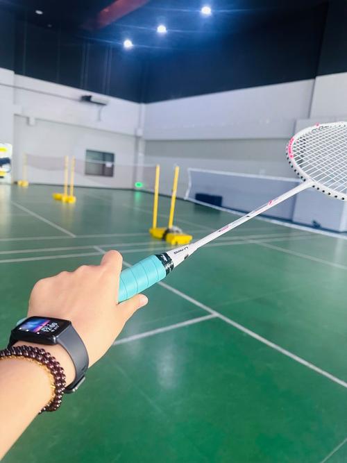 羽毛球拍的吸汗带是手胶吗（吸汗带与手胶的正确搭配与缠绕要点，避免把毛巾胶误当成吸汗带）