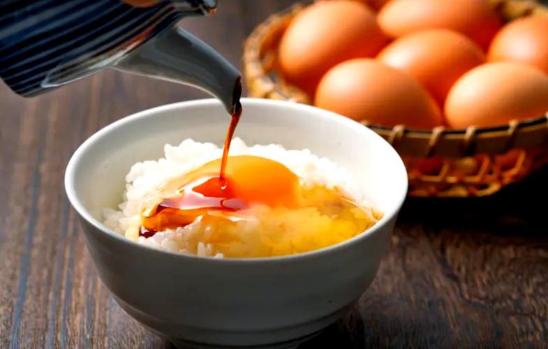日本生鸡蛋拌饭叫什么（热米饭拌生蛋的简单早餐）