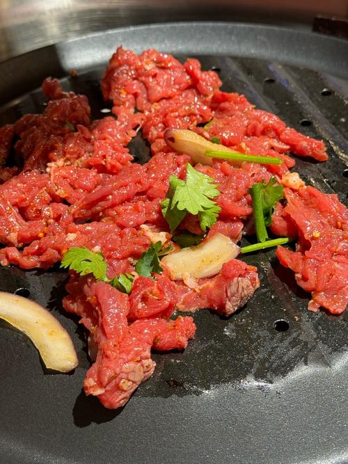 烤牛肉顺着纹理切吗（牛肉纹路切法与腌制要点，让肉更嫩多汁）