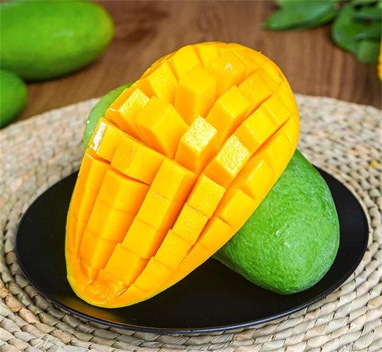 大青芒很硬怎么催熟快（芒果催熟三法米缸纸袋纸箱快速熟透）