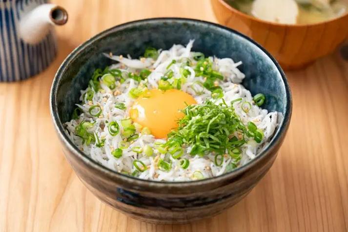 日本生鸡蛋拌饭不腥吗(选蛋冷链风险与搭配)