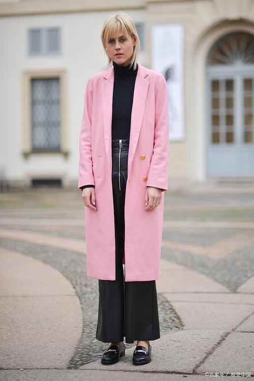 粉色的大衣里面搭配什么（颜色与材质搭配，日常穿搭更有层次）