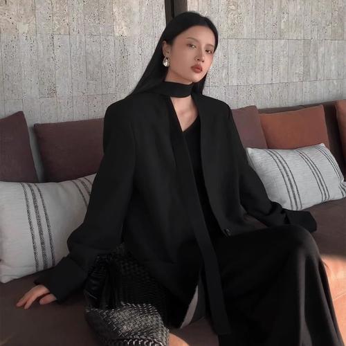 黑色西装怎么搭配好看图片女(低饱和色系+宽松剪裁,展现自信从容) 黑色西装怎么搭配好看图片女(低饱和色系+宽松剪裁,展现自信从容)