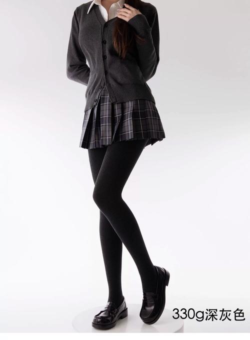 灰色连裤袜怎么配衣服（灰色连裤袜穿搭指南材质纹理决定气质）