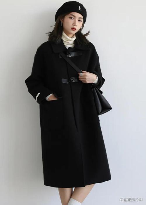 黑色风衣配什么内搭好看女(白T+衬衫打造高级层次感)