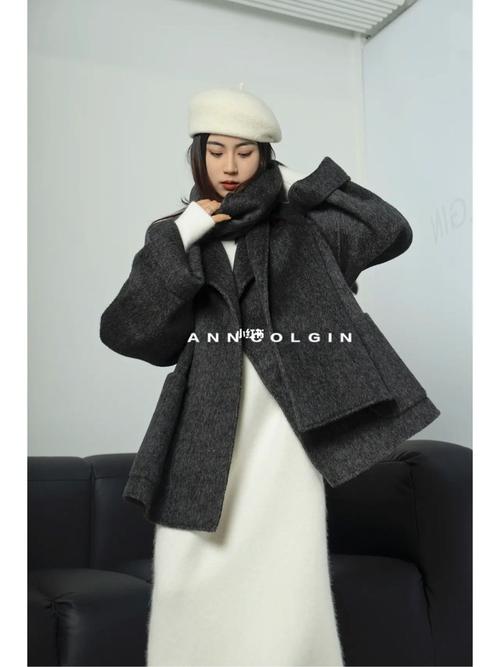 灰色大衣配什么颜色包（色彩对比与质感提升）