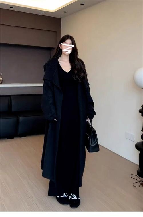 黑色连衣裙配什么外套（颜色材质与场合）