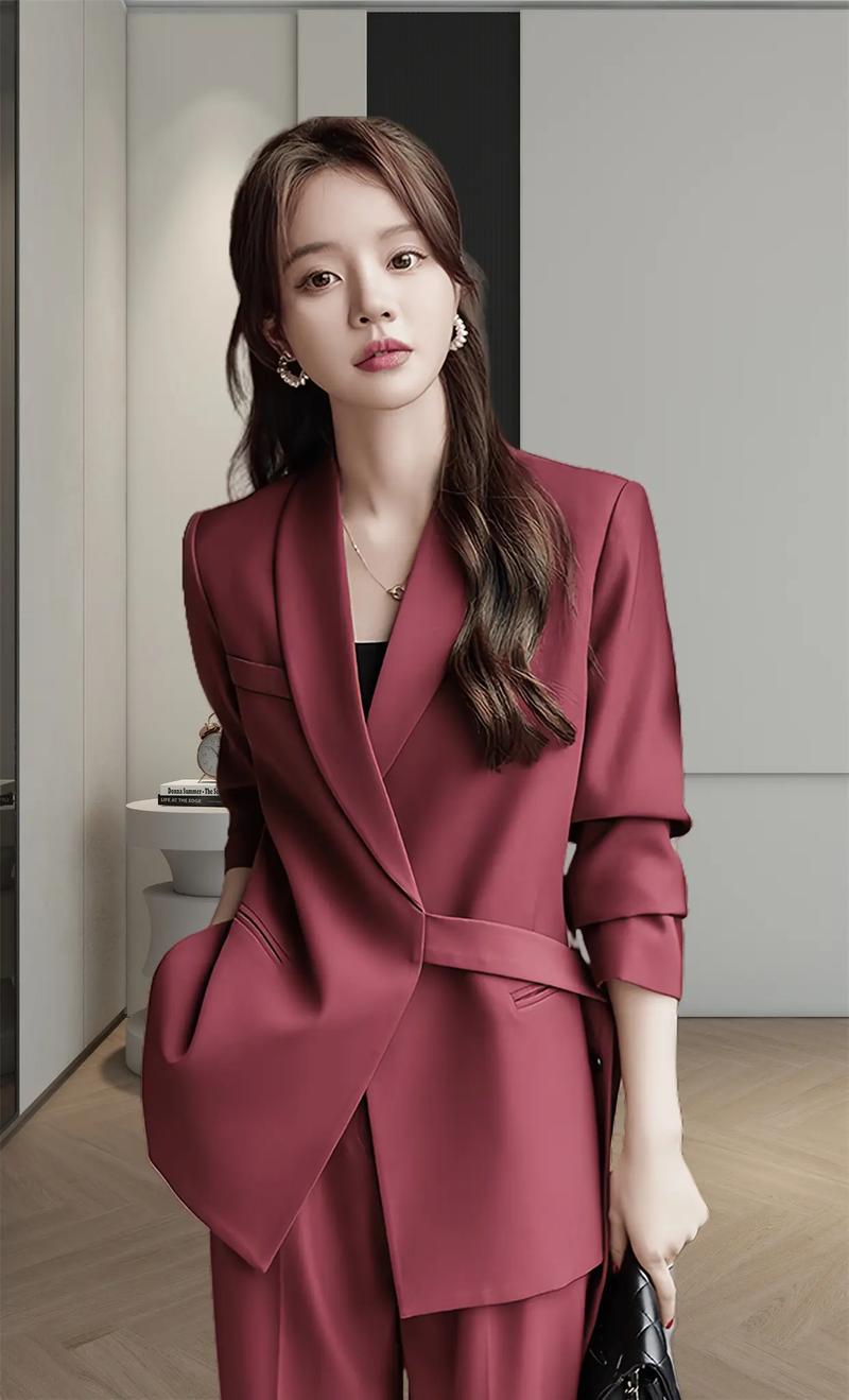 女士西装搭配图片(合身剪裁扣饰与层次搭配,成就50+女性西装气质) 女士西装搭配图片(合身剪裁扣饰与层次搭配,成就50+女性西装气质)