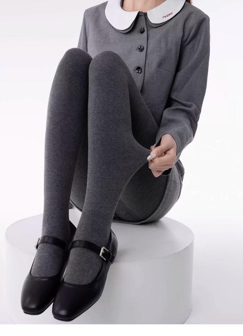 灰色裙子配什么打底袜(冬日灰裙穿搭指南高腰层次叠穿鞋靴搭配)