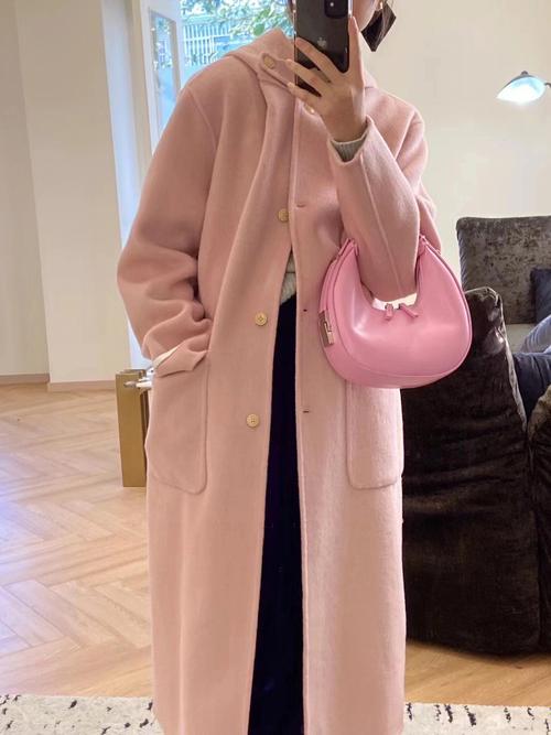 粉色大衣配什么颜色的打底衫(色系材质与场合)