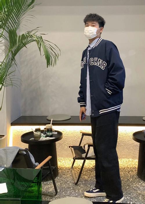 衬衫搭配棒球服合适吗（衬衫与棒球服搭配指南颜色款式场合全解）