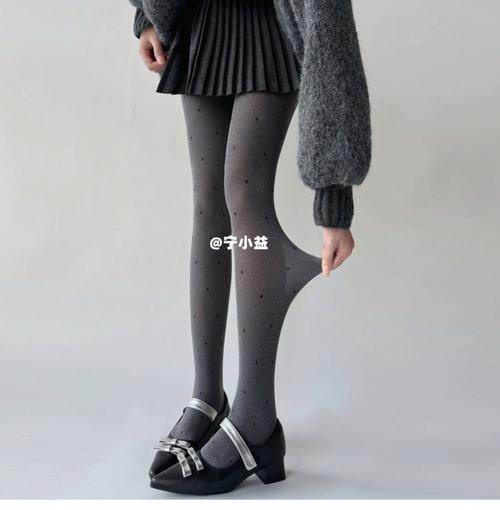 灰色连体袜子搭配图片（灰色连裤袜提升韩系穿搭质感与搭配）