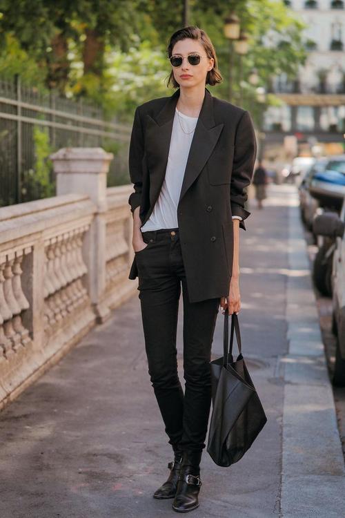 女士黑西装的最佳配色（黑西装穿搭全攻略内搭与配色打造层次感）