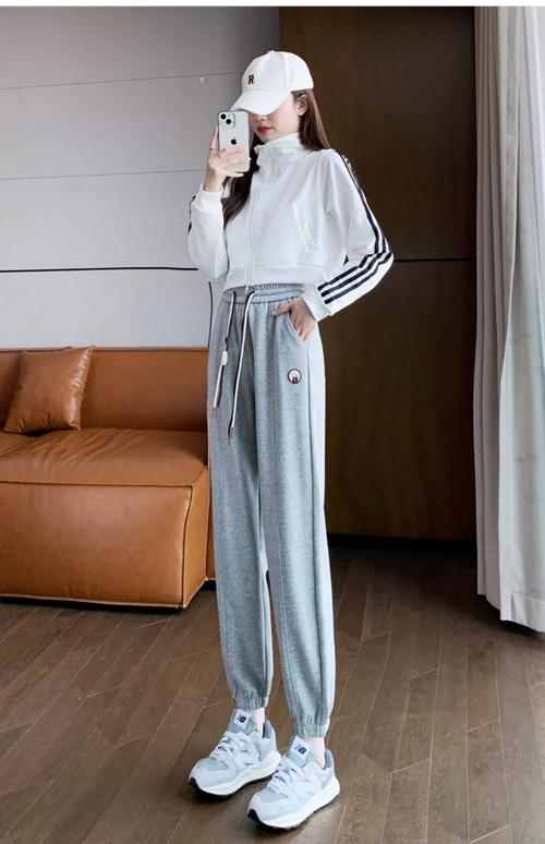 女士运动裤怎么搭配上衣图片（高腰显瘦层次干净利落）