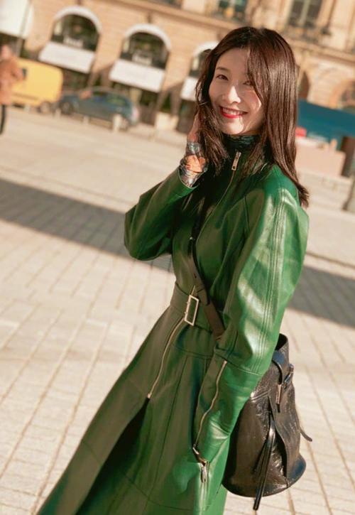 女士短款墨绿色皮夹克搭配（墨绿色短款皮夹克穿搭攻略，百搭显气质，日常通勤两用）