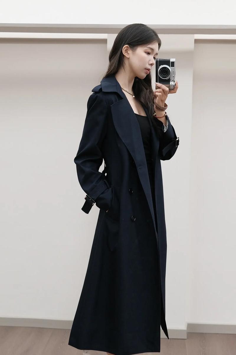 黑色风衣怎么搭配出高级感（黑色风衣高级感来自面料与剪裁，职场日常约会穿搭要点）