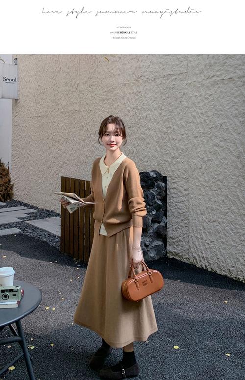 咖色半裙配什么上衣(咖色半身裙穿搭中性色搭配与材质层次场合要点)