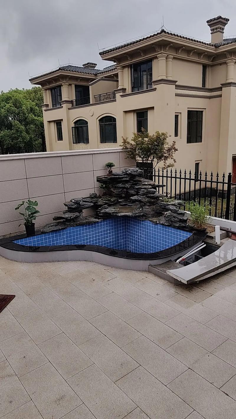 庭院假山鱼池多深为好(最佳1.0–1.5米黄金区) 庭院假山鱼池多深为好(最佳1.0–1.5米黄金区)