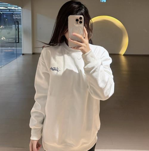 白色卫衣搭配什么裤子（白色卫衣穿搭指南日常休闲到职场通勤都能驾驭多裤型搭配）