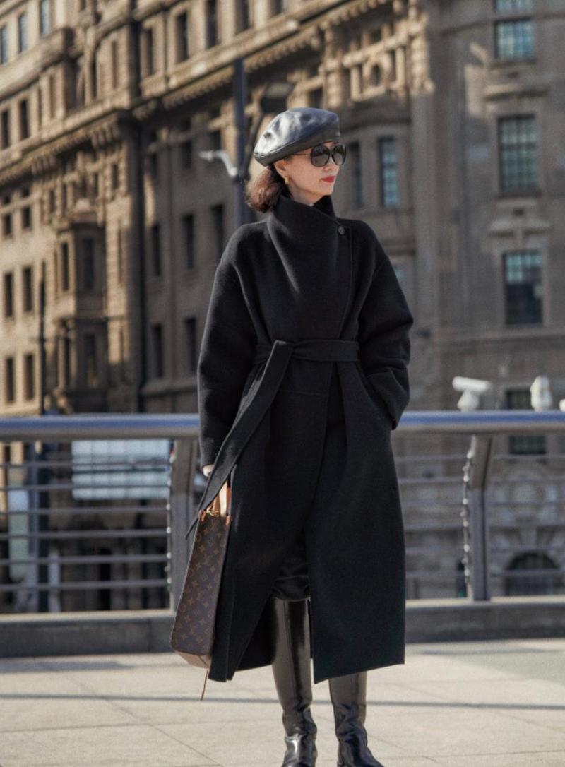 黑色风衣搭配图片女（黑色风衣穿搭法内搭对比材质叠穿打造多气质）