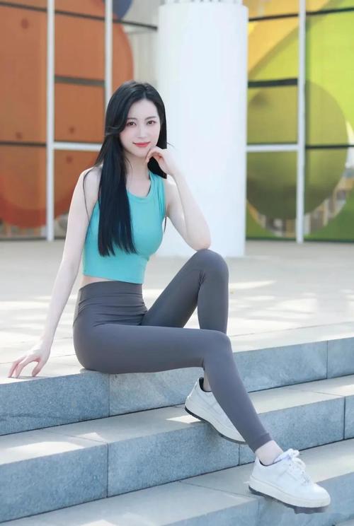 运动裤穿搭女图片（高跟鞋衬衫西装的层次穿搭）