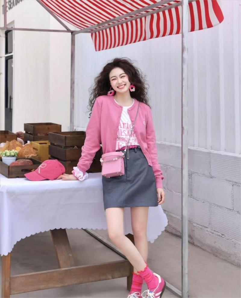 粉色短裙搭配什么颜色上衣好看（上衣颜色与材质决定气质与场合）