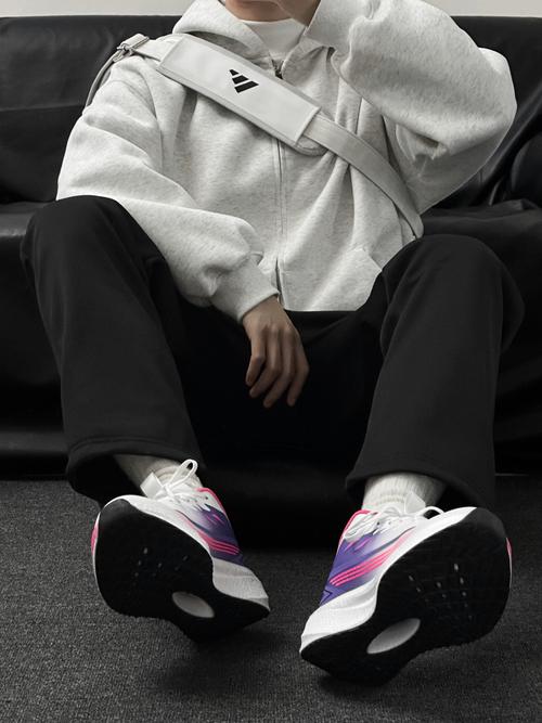 一身灰色运动衣配什么颜色鞋（日常搭配要点）