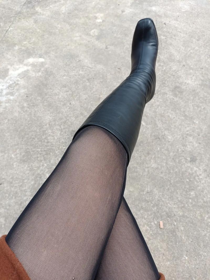 黑色丝袜搭配(靠质感对比修饰腿型,分层露肤搭配深色鞋)